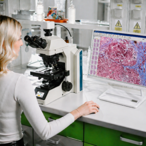 Laboratorní analýza – pozorování vzorku a zobrazení výsledku na monitoru pomocí mikroskopu