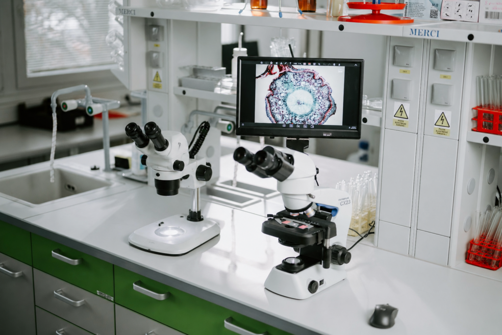 Biologický mikroskop s monitorem a stereomikroskop na laboratorním stole